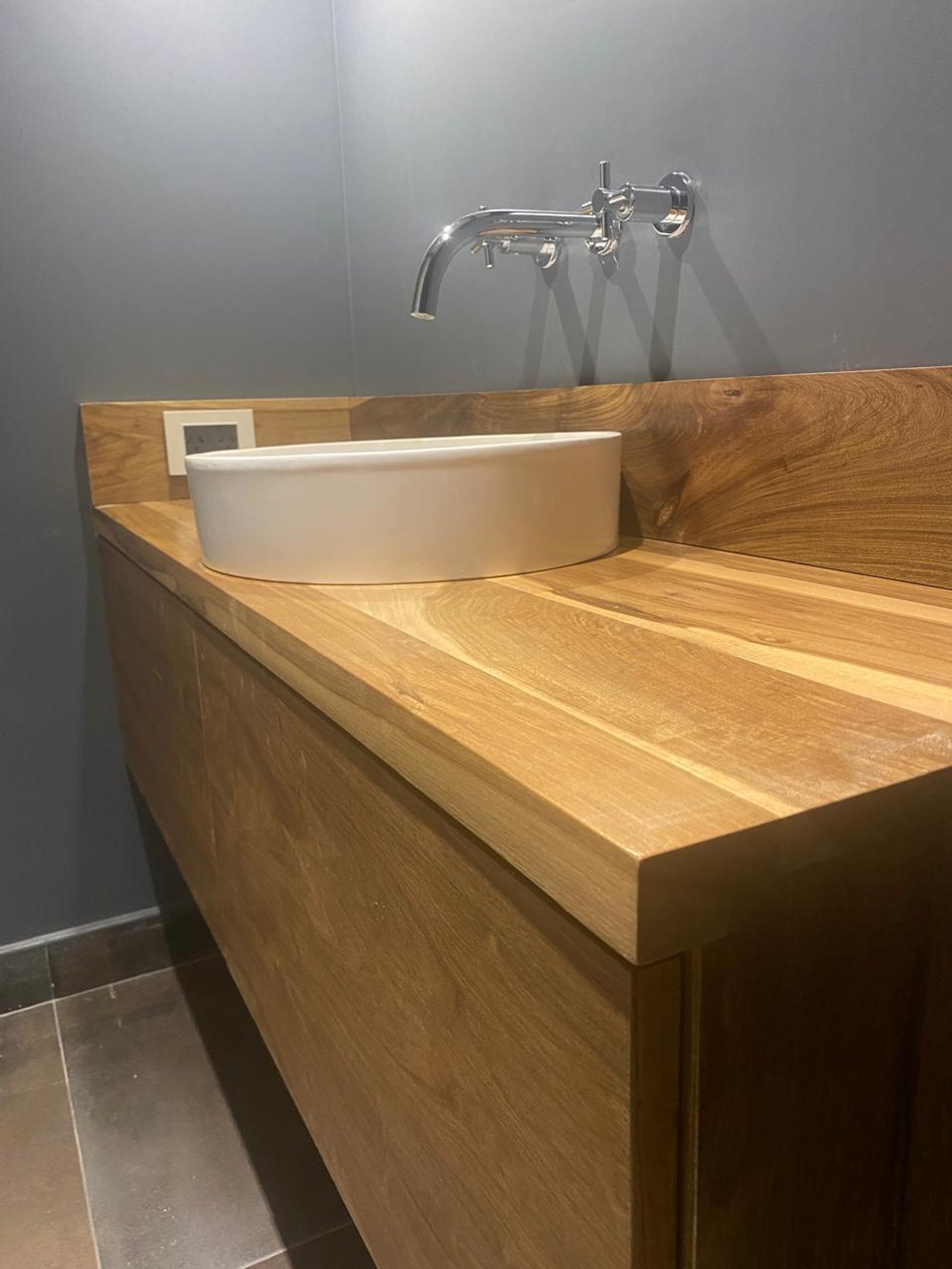 Baño moderno con mesada de madera y bacha de apoyo — proyecto Nicaragua, por Eniraestudio, en Buenos Aires